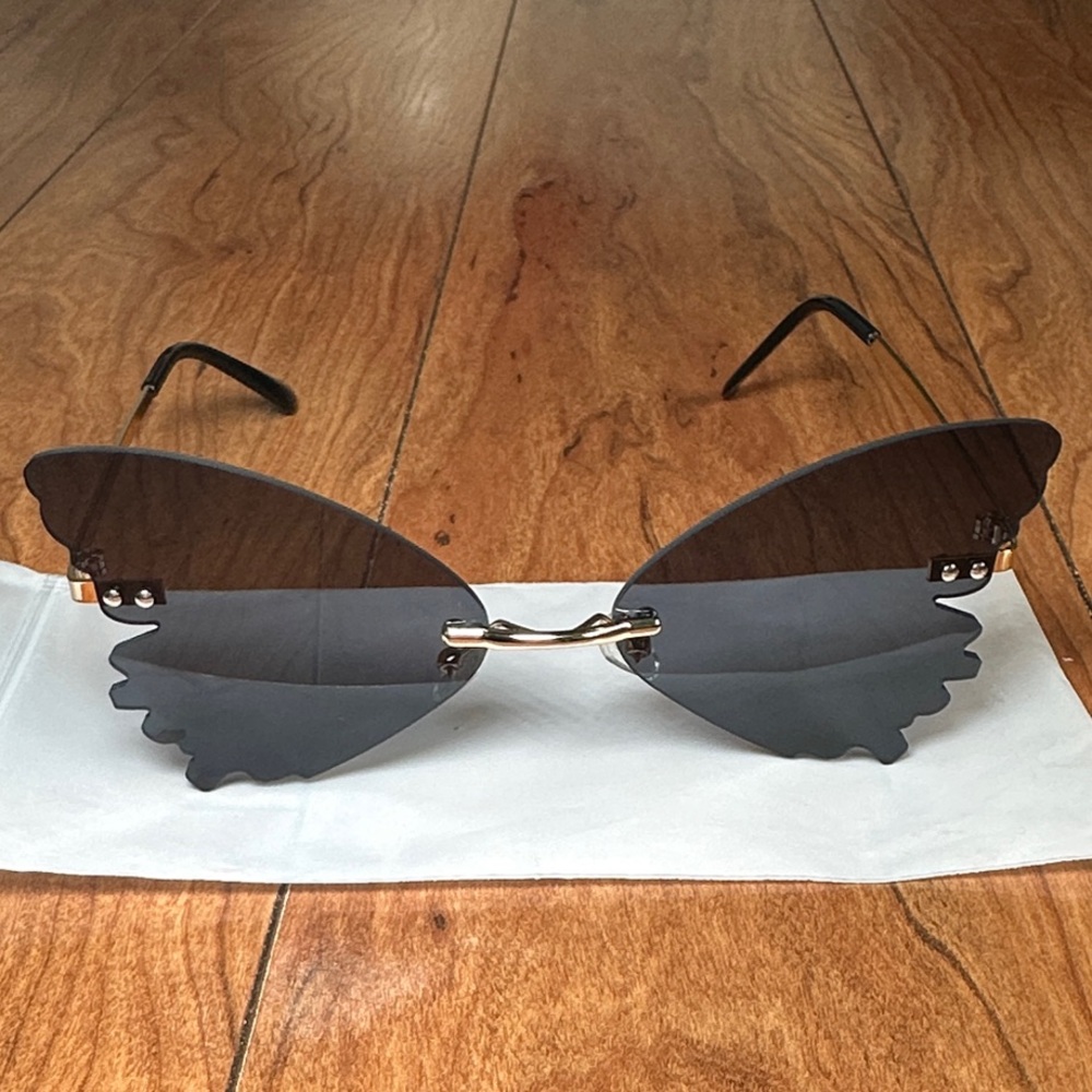 Stylish Black Winged Sunglasses